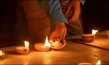Hindus Light a Lamp at Home Every Day: ఇంట్లో ప్రతిరోజూ దీపం ఎందుకు వెలిగిస్తారు?