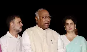Kharge: ప్రజాస్వామ్య గొంతు నొక్కేశారు.. మోదీ ప్రభుత్వంపై ఖర్గే తీవ్ర విమర్శలు Kharge: ప్రజాస్వామ్య గొంతు నొక్కేశారు.. మోదీ ప్రభుత్వంపై ఖర్గే తీవ్ర విమర్శలు