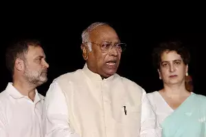 Kharge: ప్రజాస్వామ్య గొంతు నొక్కేశారు.. మోదీ ప్రభుత్వంపై ఖర్గే తీవ్ర విమర్శలు Kharge: ప్రజాస్వామ్య గొంతు నొక్కేశారు.. మోదీ ప్రభుత్వంపై ఖర్గే తీవ్ర విమర్శలు