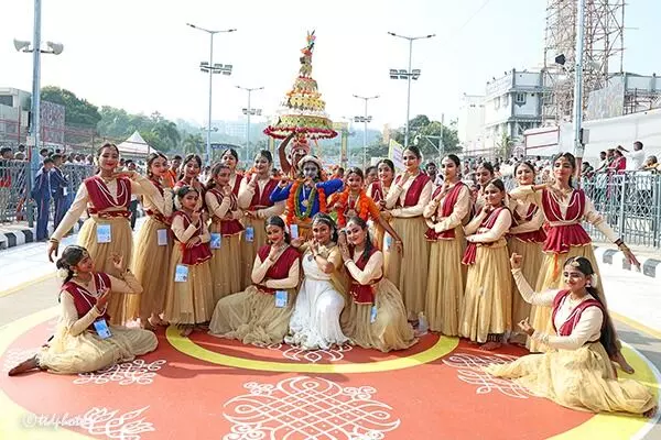 Chinna Sesha Vahana Seva: చిన్నశేష వాహనసేవలో జానపద కళల సందడి Chinna Sesha Vahana Seva: చిన్నశేష వాహనసేవలో జానపద కళల సందడి