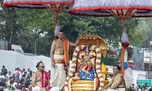 Sri Krishna Alankaram: చిన్నశేష వాహనంపై ద్వారకా శ్రీకృష్ణుడి అలంకారంలో శ్రీ మలయప్పస్వామి దివ్యదర్శనం Sri Krishna Alankaram: చిన్నశేష వాహనంపై ద్వారకా శ్రీకృష్ణుడి అలంకారంలో శ్రీ మలయప్పస్వామి దివ్యదర్శనం