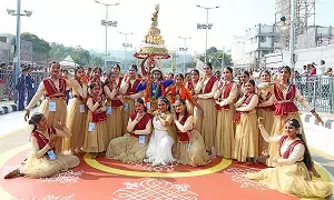 Chinna Sesha Vahana Seva: చిన్నశేష వాహనసేవలో జానపద కళల సందడి Chinna Sesha Vahana Seva: చిన్నశేష వాహనసేవలో జానపద కళల సందడి