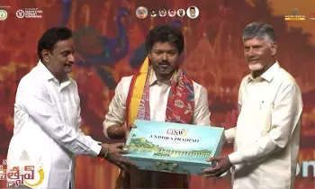 Vijayawada Utsav: విజయవాడ ఉత్సవ్‌లో చంద్రబాబు, విజయ్ ఒకే వేదికపై.. విజయ్ రాకతో నగరం హోరెత్తిందన్న సీఎం