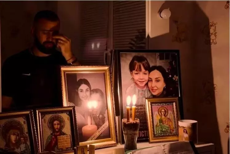 Ukrainian Soldier: యుద్ధం మిగిల్చిన విషాదం.. భార్య, కూతురిని కోల్పోయినా న్యాయం కోసం ఉక్రెయిన్ సైనికుడి పోరు Ukrainian Soldier: యుద్ధం మిగిల్చిన విషాదం.. భార్య, కూతురిని కోల్పోయినా న్యాయం కోసం ఉక్రెయిన్ సైనికుడి పోరు