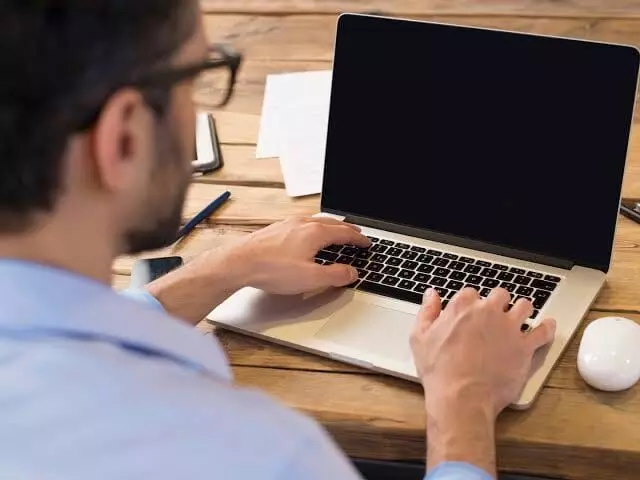 Use Mobile Phones and Laptops Excessively: మొబైల్, ల్యాప్టాప్ ఎక్కువగా వాడుతున్నారా? పురుషుల్లో సంతానలేమి ముప్పు.. పరిశోధనల్లో షాకింగ్ విషయాలు.. Use Mobile Phones and Laptops Excessively: మొబైల్, ల్యాప్టాప్ ఎక్కువగా వాడుతున్నారా? పురుషుల్లో సంతానలేమి ముప్పు.. పరిశోధనల్లో షాకింగ్ విషయాలు..