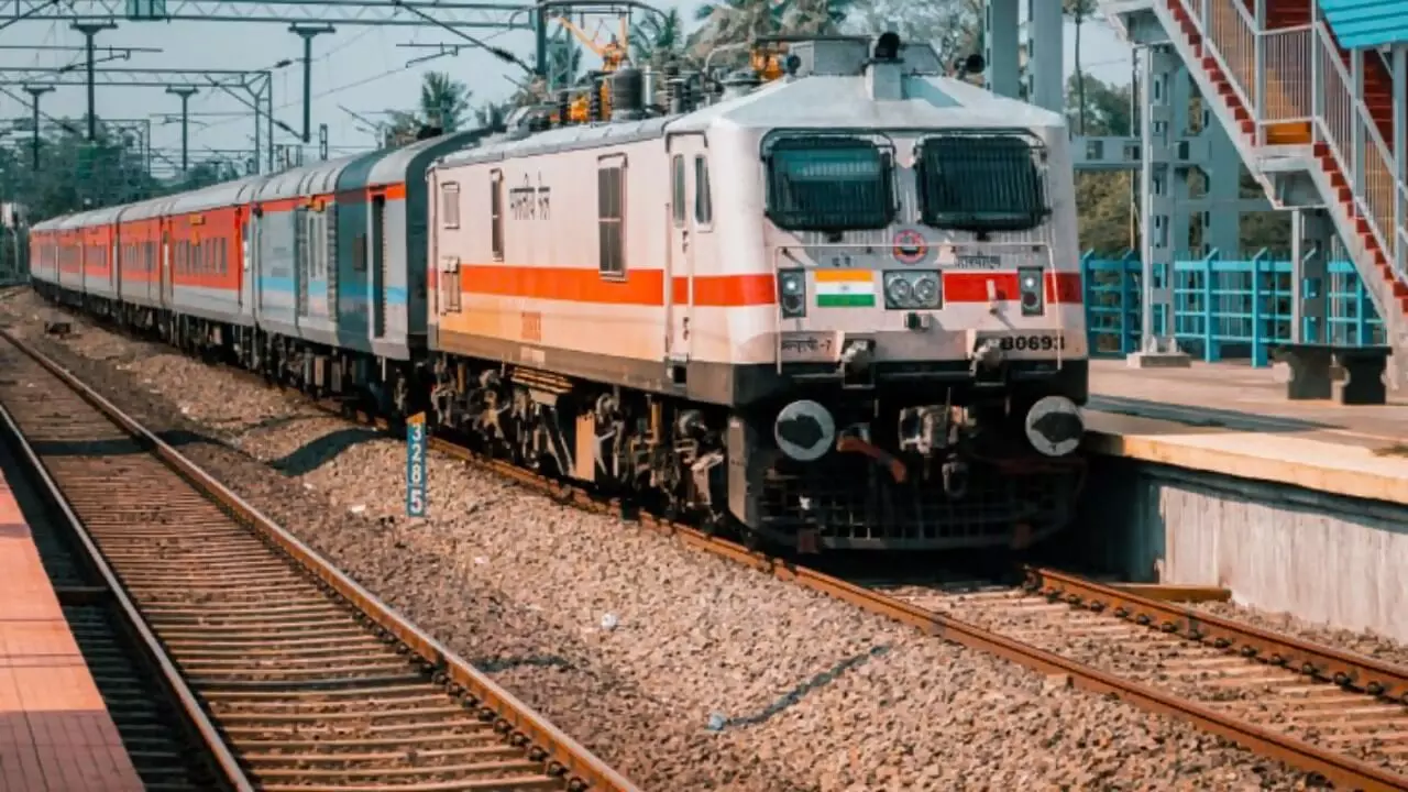 Railway Employees: రూ.1900 కోట్ల బోనస్.. దీపావళికి ముందు రైల్వే ఉద్యోగులకు కేంద్రం భారీ గిఫ్ట్ Railway Employees: రూ.1900 కోట్ల బోనస్.. దీపావళికి ముందు రైల్వే ఉద్యోగులకు కేంద్రం భారీ గిఫ్ట్