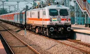 Railway Employees: రూ.1900 కోట్ల బోనస్.. దీపావళికి ముందు రైల్వే ఉద్యోగులకు కేంద్రం భారీ గిఫ్ట్ Railway Employees: రూ.1900 కోట్ల బోనస్.. దీపావళికి ముందు రైల్వే ఉద్యోగులకు కేంద్రం భారీ గిఫ్ట్