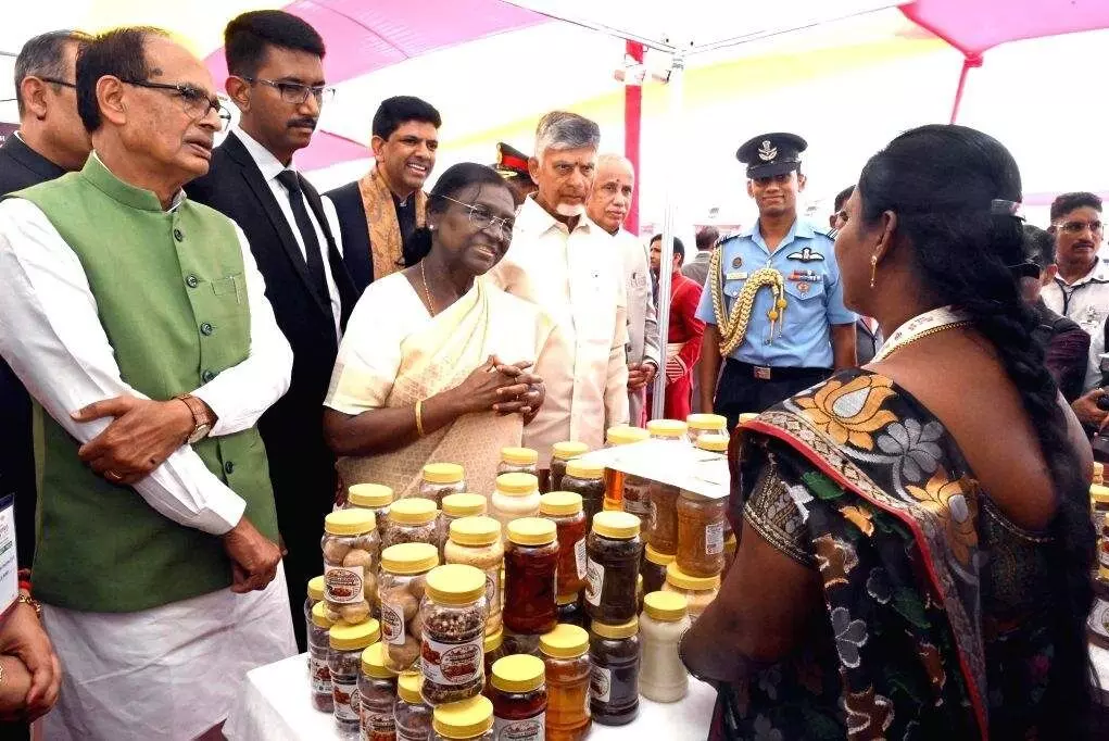 National Saras Mela: విజయవాడలో జాతీయ సరస్ మేళా ప్రారంభం.. రాష్ట్రపతి ముర్ము, సీఎం చంద్రబాబు హాజరు National Saras Mela: విజయవాడలో జాతీయ సరస్ మేళా ప్రారంభం.. రాష్ట్రపతి ముర్ము, సీఎం చంద్రబాబు హాజరు