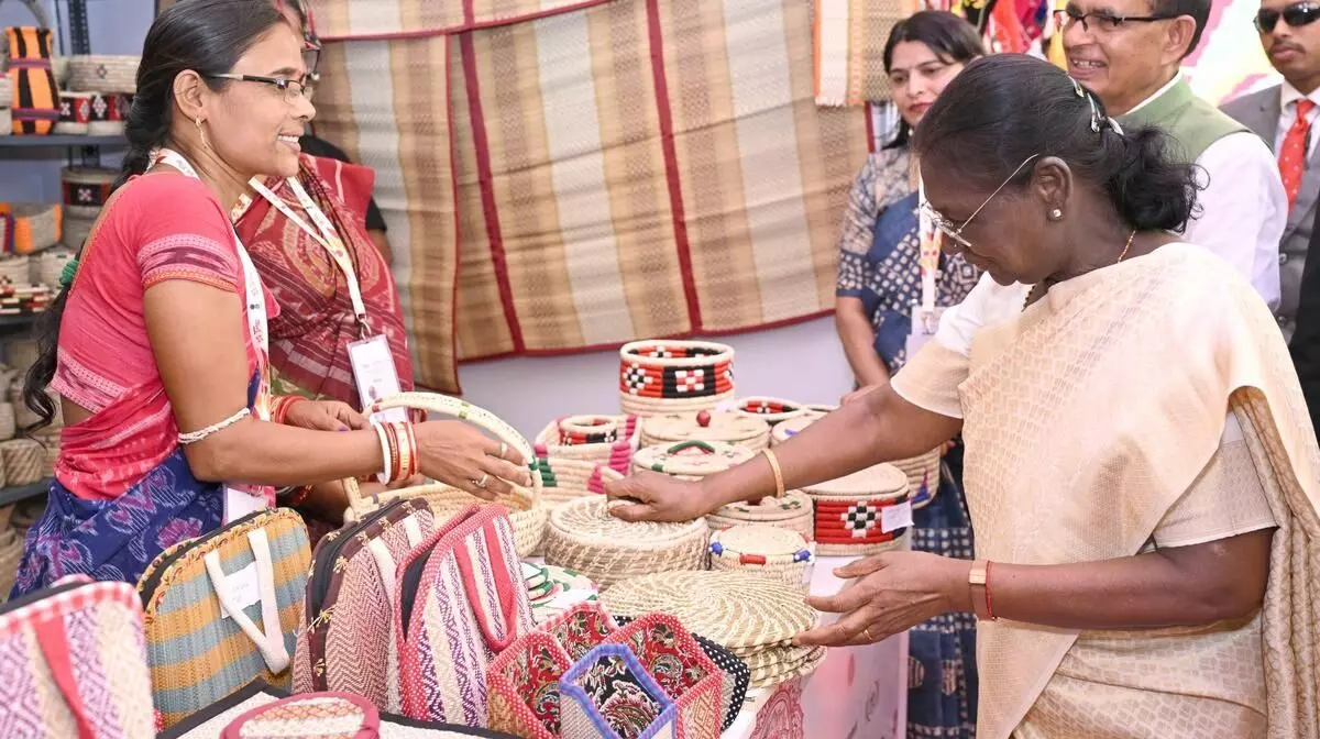 National Saras Mela: విజయవాడలో జాతీయ సరస్ మేళా ప్రారంభం.. రాష్ట్రపతి ముర్ము, సీఎం చంద్రబాబు హాజరు National Saras Mela: విజయవాడలో జాతీయ సరస్ మేళా ప్రారంభం.. రాష్ట్రపతి ముర్ము, సీఎం చంద్రబాబు హాజరు