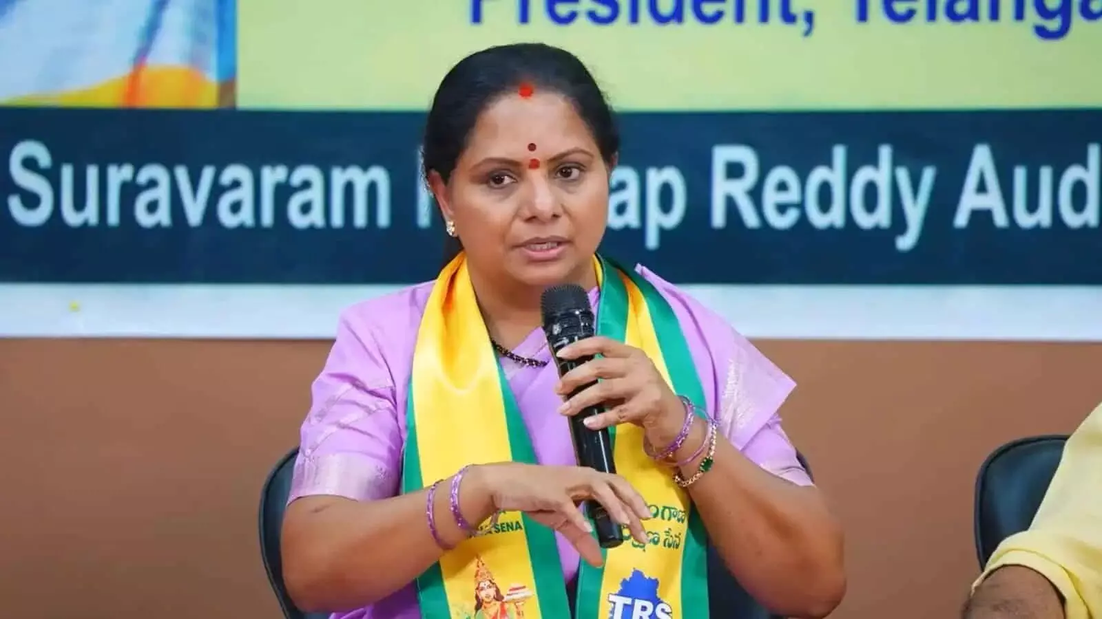 Kavitha: సీఎం సొంత జిల్లాలోనూ పెండింగ్ ప్రాజెక్టులు.. కవిత తీవ్ర విమర్శ Kavitha: సీఎం సొంత జిల్లాలోనూ పెండింగ్ ప్రాజెక్టులు.. కవిత తీవ్ర విమర్శ