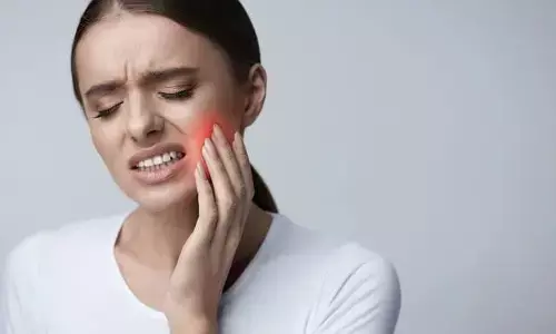 Teeth Hurt When You Drink Cold Water or Hot Tea: చల్లటి నీళ్లు తాగినా, వేడి టీ తాగినా పళ్లు లాగుతున్నాయా? టూత్ సెన్సిటివిటీకి కారణాలు, పరిష్కారాలివే.. Teeth Hurt When You Drink Cold Water or Hot Tea: చల్లటి నీళ్లు తాగినా, వేడి టీ తాగినా పళ్లు లాగుతున్నాయా? టూత్ సెన్సిటివిటీకి కారణాలు, పరిష్కారాలివే..