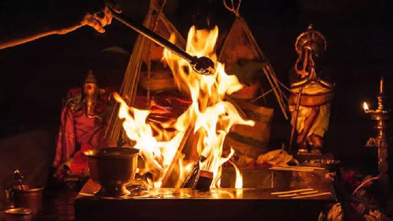Chandi Homam During Navaratri: నవరాత్రుల్లో చండీ హోమం ఎందుకు చేయాలి?.. సకల కష్టాలు, ఆటంకాలు తొలగించే దివ్య యాగం.. Chandi Homam During Navaratri: నవరాత్రుల్లో చండీ హోమం ఎందుకు చేయాలి?.. సకల కష్టాలు, ఆటంకాలు తొలగించే దివ్య యాగం..