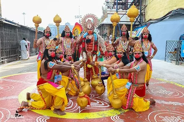 Hanumantha Vahana Seva: హనుమంత వాహనసేవలో కళా వైభవం.. భక్తిభావంతో అలరించిన కళాకారులు Hanumantha Vahana Seva: హనుమంత వాహనసేవలో కళా వైభవం.. భక్తిభావంతో అలరించిన కళాకారులు