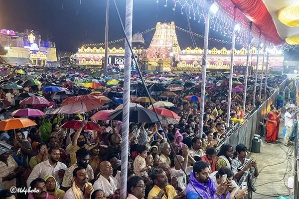 Srivari Garuda Seva: చిరుజల్లుల మధ్య.. గోవింద నామస్మరణతో వైభవంగా శ్రీవారి గరుడసేవ Srivari Garuda Seva: చిరుజల్లుల మధ్య.. గోవింద నామస్మరణతో వైభవంగా శ్రీవారి గరుడసేవ