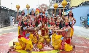 Hanumantha Vahana Seva: హనుమంత వాహనసేవలో కళా వైభవం.. భక్తిభావంతో అలరించిన కళాకారులు Hanumantha Vahana Seva: హనుమంత వాహనసేవలో కళా వైభవం.. భక్తిభావంతో అలరించిన కళాకారులు
