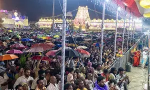 Srivari Garuda Seva: చిరుజల్లుల మధ్య.. గోవింద నామస్మరణతో వైభవంగా శ్రీవారి గరుడసేవ Srivari Garuda Seva: చిరుజల్లుల మధ్య.. గోవింద నామస్మరణతో వైభవంగా శ్రీవారి గరుడసేవ