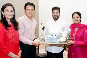 Anirudh–Kavya Maran Wedding: త్వరలో అనిరుధ్-కావ్యా మారన్ వెడ్డింగ్ రిసెప్షన్.. సీఎం రేవంత్, కేటీఆర్లకు స్వయంగా ఆహ్వానం.. Anirudh–Kavya Maran Wedding: త్వరలో అనిరుధ్-కావ్యా మారన్ వెడ్డింగ్ రిసెప్షన్.. సీఎం రేవంత్, కేటీఆర్లకు స్వయంగా ఆహ్వానం..