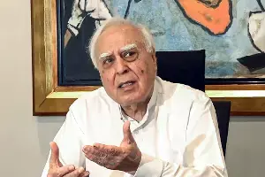 Kapil Sibal: “ప్రజలు కోరుతున్నది పాలన మార్పు” — రాజ్నాథ్ సింగ్పై కపిల్ సిబల్ సంచలన వ్యాఖ్యలు Kapil Sibal: “ప్రజలు కోరుతున్నది పాలన మార్పు” — రాజ్నాథ్ సింగ్పై కపిల్ సిబల్ సంచలన వ్యాఖ్యలు