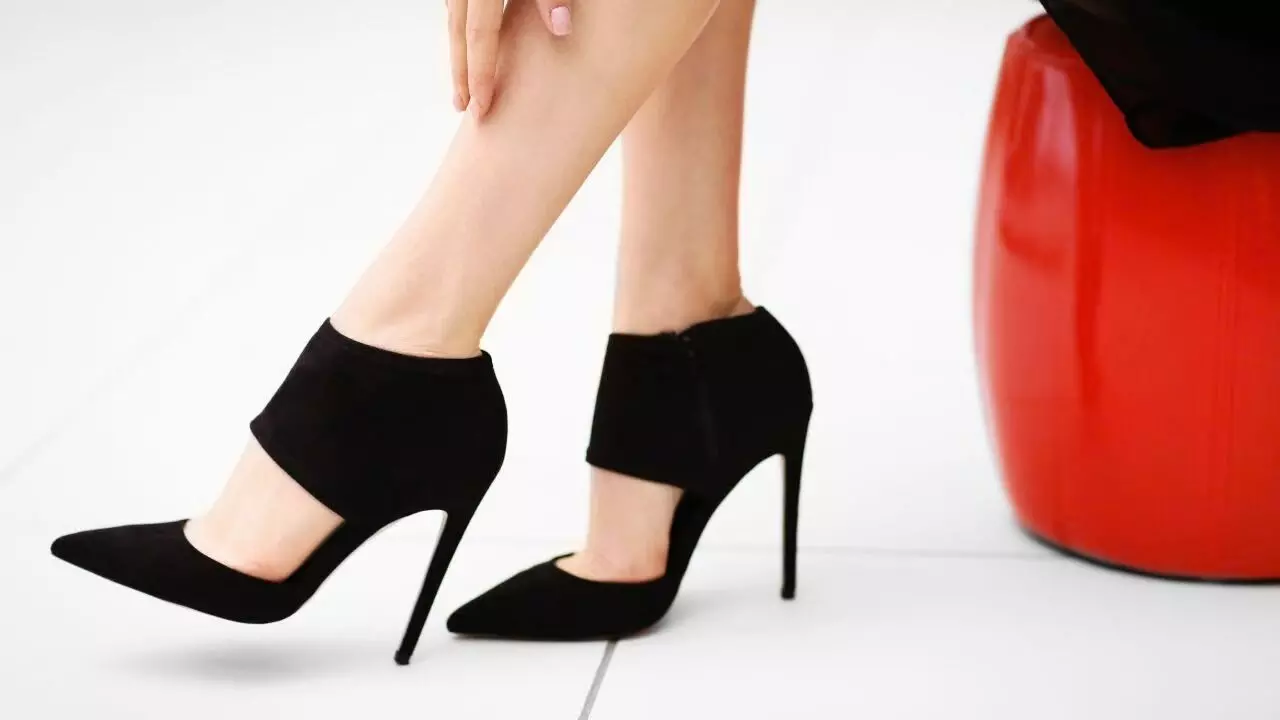 High Heel Craze: హైహీల్స్ క్రేజ్.. ఆరోగ్యానికి ముప్పేనా? ఎక్కువసేపు వేసుకుంటే శరీరంలో జరిగే మార్పులివే.. High Heel Craze: హైహీల్స్ క్రేజ్.. ఆరోగ్యానికి ముప్పేనా? ఎక్కువసేపు వేసుకుంటే శరీరంలో జరిగే మార్పులివే..