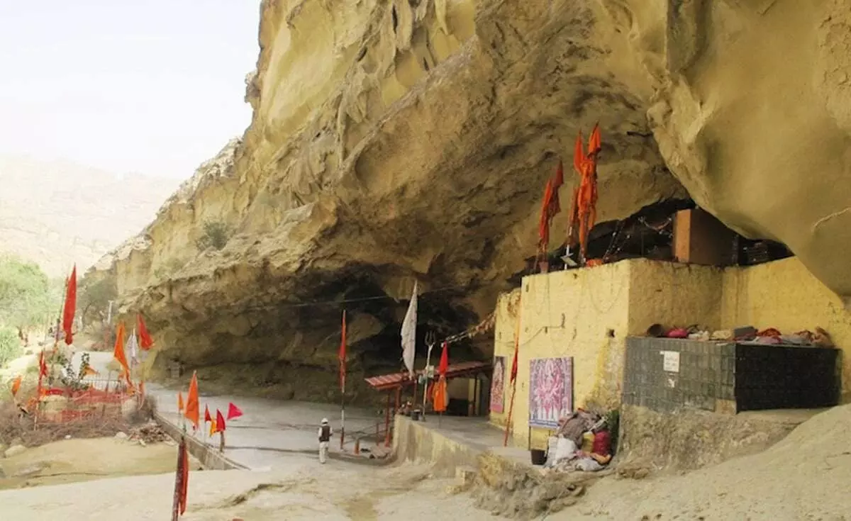Hinglaj Mata Temple: సరిహద్దులు దాటిన భక్తి.. పాకిస్తాన్లో మత సామరస్యానికి ప్రతీకగా నిలిచిన హింగ్లాజ్ మాతా దివ్యక్షేత్రం.. Hinglaj Mata Temple: సరిహద్దులు దాటిన భక్తి.. పాకిస్తాన్లో మత సామరస్యానికి ప్రతీకగా నిలిచిన హింగ్లాజ్ మాతా దివ్యక్షేత్రం..