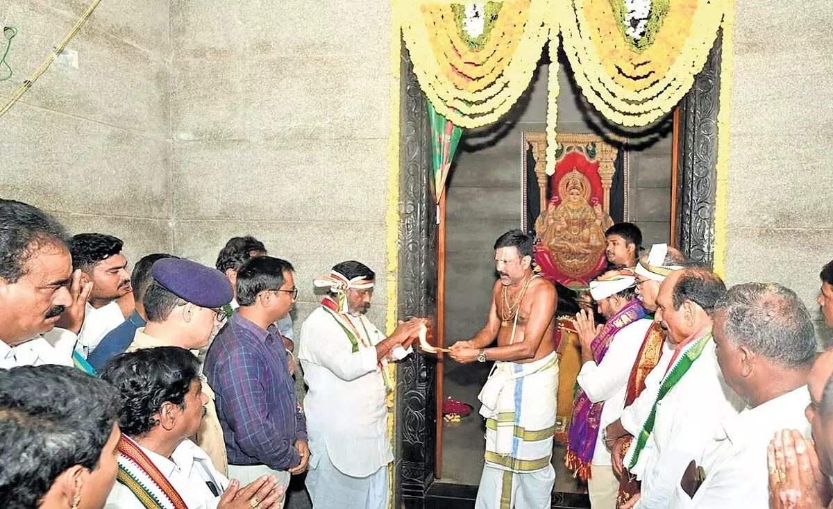 Bhatti Vikramarka: రూ.2,500 కోట్లతో రాష్ట్రవ్యాప్త ఆలయాల ఆధునికీకరణ: భట్టి విక్రమార్క Bhatti Vikramarka: రూ.2,500 కోట్లతో రాష్ట్రవ్యాప్త ఆలయాల ఆధునికీకరణ: భట్టి విక్రమార్క