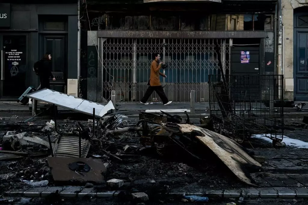 France Riots: ఫ్రాన్స్ అల్లర్లు.. శాంతిభద్రతల నినాదంతో ఫార్ రైట్ వింగ్ పట్టు బిగించే యత్నం France Riots: ఫ్రాన్స్ అల్లర్లు.. శాంతిభద్రతల నినాదంతో ఫార్ రైట్ వింగ్ పట్టు బిగించే యత్నం