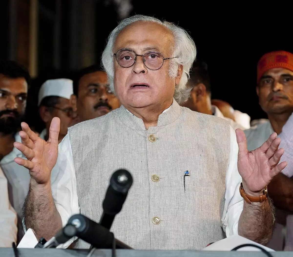 Congress: ‘ఓటు చోరీ’ నుంచి కూలీల హక్కుల చోరీ వరకు.. కేంద్రంపై కాంగ్రెస్ విమర్శలు Congress: ‘ఓటు చోరీ’ నుంచి కూలీల హక్కుల చోరీ వరకు.. కేంద్రంపై కాంగ్రెస్ విమర్శలు