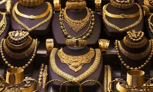 Gold: దసరా, దీపావళికి బంగారం కొనుగోళ్లలో ఊహించని మార్పులు.. ధరలు తగ్గాయా లేదా? Gold: దసరా, దీపావళికి బంగారం కొనుగోళ్లలో ఊహించని మార్పులు.. ధరలు తగ్గాయా లేదా?