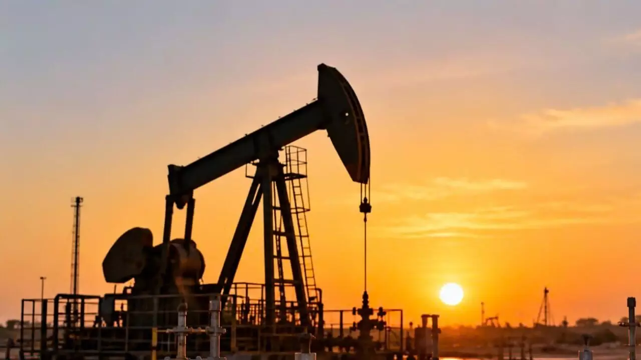 Crude Oil: భయపెడుతున్న క్రూడాయిల్ ధరలు.. త్వరలో భారీగా పెరగనున్న పెట్రోల్ ధరలు Crude Oil: భయపెడుతున్న క్రూడాయిల్ ధరలు.. త్వరలో భారీగా పెరగనున్న పెట్రోల్ ధరలు