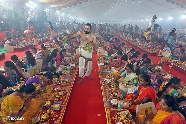 Sri Mahalakshmi Deepotsavam: భక్తిశ్రద్ధలతో వైభవంగా శ్రీ మహాలక్ష్మీ దీపోత్సవం Sri Mahalakshmi Deepotsavam: భక్తిశ్రద్ధలతో వైభవంగా శ్రీ మహాలక్ష్మీ దీపోత్సవం