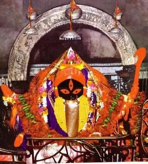 Kolkata’s Kalighat Kali Temple: బంగారు నాలుక.. కళ్లకు గంతలు కట్టి పూజ.. కోల్కతా కాళీఘాట్ ఆలయ రహస్యాలు ఇవే Kolkata’s Kalighat Kali Temple: బంగారు నాలుక.. కళ్లకు గంతలు కట్టి పూజ.. కోల్కతా కాళీఘాట్ ఆలయ రహస్యాలు ఇవే
