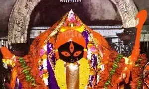 Kolkata’s Kalighat Kali Temple: బంగారు నాలుక.. కళ్లకు గంతలు కట్టి పూజ.. కోల్‌కతా కాళీఘాట్ ఆలయ రహస్యాలు ఇవే