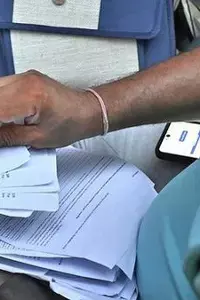 SIR Enumeration Forms: ఎస్ఐఆర్ ఎన్యూమరేషన్ ఫారాలపై చట్టపరమైన ప్రశ్నలు.. ఫారం-4ను పక్కనపెట్టి ఓటర్ల వివరాల సేకరణపై ఈసీఐకి సవాళ్లు SIR Enumeration Forms: ఎస్ఐఆర్ ఎన్యూమరేషన్ ఫారాలపై చట్టపరమైన ప్రశ్నలు.. ఫారం-4ను పక్కనపెట్టి ఓటర్ల వివరాల సేకరణపై ఈసీఐకి సవాళ్లు