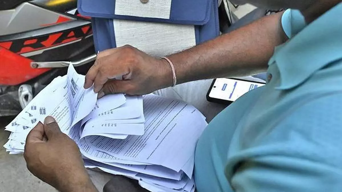 SIR Enumeration Forms: ఎస్ఐఆర్ ఎన్యూమరేషన్ ఫారాలపై చట్టపరమైన ప్రశ్నలు.. ఫారం-4ను పక్కనపెట్టి ఓటర్ల వివరాల సేకరణపై ఈసీఐకి సవాళ్లు SIR Enumeration Forms: ఎస్ఐఆర్ ఎన్యూమరేషన్ ఫారాలపై చట్టపరమైన ప్రశ్నలు.. ఫారం-4ను పక్కనపెట్టి ఓటర్ల వివరాల సేకరణపై ఈసీఐకి సవాళ్లు