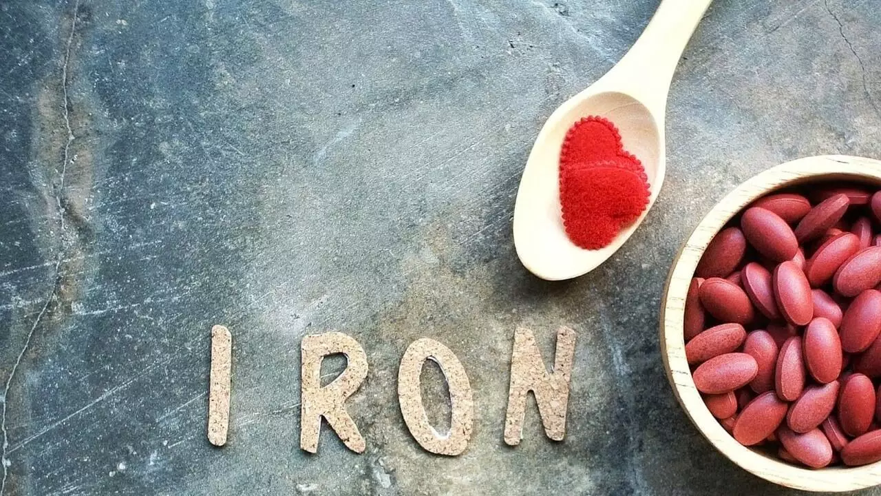 Iron Deficiency in the Body: శరీరంలో ఐరన్ లోపం ఉంటే కనిపించే సంకేతాలు ఇవే.. నిర్లక్ష్యం చేస్తే సమస్యలు Iron Deficiency in the Body: శరీరంలో ఐరన్ లోపం ఉంటే కనిపించే సంకేతాలు ఇవే.. నిర్లక్ష్యం చేస్తే సమస్యలు