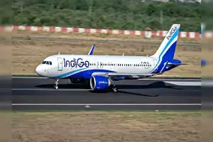 Airfare Hike: విమాన ప్రయాణికులకు భారీ షాక్.. పండుగ వేళ 68 శాతానికి పెరిగిన ఫ్లైట్ టికెట్ ధరలు
