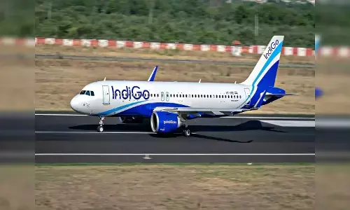 Airfare Hike: విమాన ప్రయాణికులకు భారీ షాక్.. పండుగ వేళ 68 శాతానికి పెరిగిన ఫ్లైట్ టికెట్ ధరలు