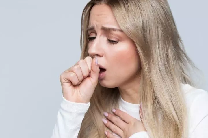 Cough Lasting More Than Three Weeks: మూడు వారాలకు మించి దగ్గు వేధిస్తుందా? ఈ లక్షణాలను అస్సలు విస్మరించొద్దు Cough Lasting More Than Three Weeks: మూడు వారాలకు మించి దగ్గు వేధిస్తుందా? ఈ లక్షణాలను అస్సలు విస్మరించొద్దు