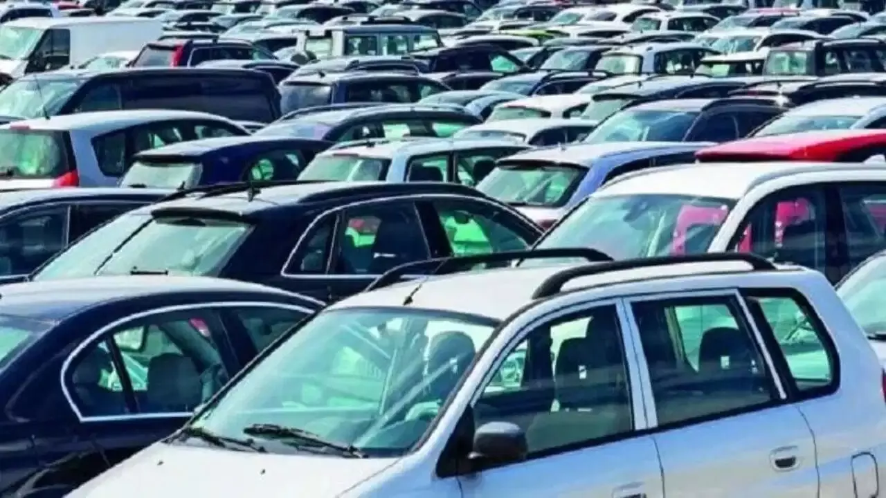 Car Sales: నవరాత్రుల్లో ఆటోమొబైల్ రికార్డు.. తొమ్మిది రోజుల్లో ఏకంగా 10.32 లక్షల వాహనాలు సేల్ Car Sales: నవరాత్రుల్లో ఆటోమొబైల్ రికార్డు.. తొమ్మిది రోజుల్లో ఏకంగా 10.32 లక్షల వాహనాలు సేల్