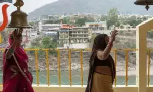 Devotees Ring Temple Bells and Perform Pradakshinas: గుడికి వెళ్లినప్పుడు గంట ఎందుకు కొడతారు? ప్రదక్షిణలు ఎందుకు చేస్తారు? అసలు రహస్యాలు ఇవే.. Devotees Ring Temple Bells and Perform Pradakshinas: గుడికి వెళ్లినప్పుడు గంట ఎందుకు కొడతారు? ప్రదక్షిణలు ఎందుకు చేస్తారు? అసలు రహస్యాలు ఇవే..