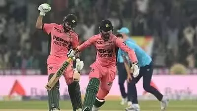 Shadab Khan: షాదాబ్ ఖాన్ సంచలన ఇన్నింగ్స్... పాకిస్థాన్కు అద్భుత విజయం Shadab Khan: షాదాబ్ ఖాన్ సంచలన ఇన్నింగ్స్... పాకిస్థాన్కు అద్భుత విజయం