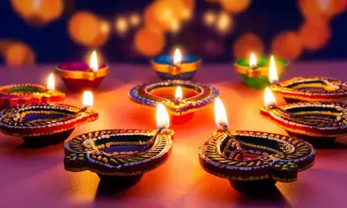 Goddess Lakshmi to Bless Your Home This Diwali: దీపావళి వేళ మీ ఇంట్లో లక్ష్మీదేవి కొలువుదీరాలా? వెంటనే ఈ అశుభ వస్తువులను బయటపడేయండి.. Goddess Lakshmi to Bless Your Home This Diwali: దీపావళి వేళ మీ ఇంట్లో లక్ష్మీదేవి కొలువుదీరాలా? వెంటనే ఈ అశుభ వస్తువులను బయటపడేయండి..