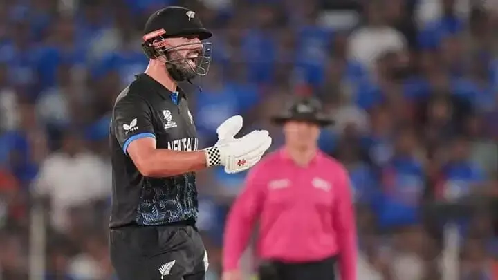 Daryl Mitchell: సిక్సర్ కొట్టి తల పట్టుకున్న మిచెల్.. గ్రౌండ్లో తృటిలో తప్పిన ప్రాణాపాయం.. Daryl Mitchell: సిక్సర్ కొట్టి తల పట్టుకున్న మిచెల్.. గ్రౌండ్లో తృటిలో తప్పిన ప్రాణాపాయం..