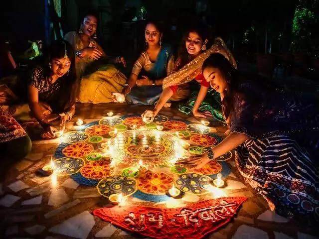 Diwali: దీపావళి ఎప్పుడు? లక్ష్మీ పూజ శుభ ముహూర్తం, తిథి వివరాలివే.. Diwali: దీపావళి ఎప్పుడు? లక్ష్మీ పూజ శుభ ముహూర్తం, తిథి వివరాలివే..