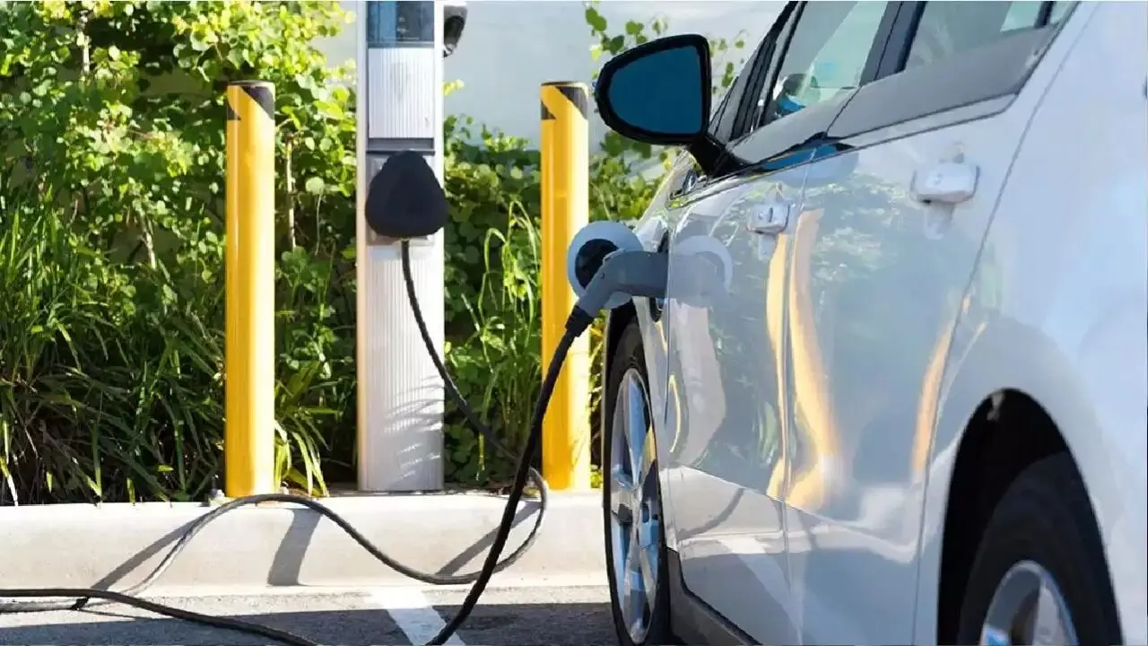 EV Battery Care: ఈవీ ఓనర్లు ఈ తప్పులు చేశారంటే జేబు గుల్లవడం ఖాయం EV Battery Care: ఈవీ ఓనర్లు ఈ తప్పులు చేశారంటే జేబు గుల్లవడం ఖాయం