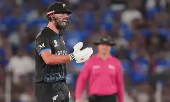 Daryl Mitchell: సిక్సర్ కొట్టి తల పట్టుకున్న మిచెల్.. గ్రౌండ్‌లో తృటిలో తప్పిన ప్రాణాపాయం..