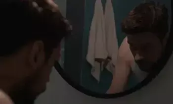 Looking in the Mirror at Night Inauspicious: రాత్రి వేళ అద్దం చూడటం అశుభమా? వాస్తు శాస్త్రం, సైన్స్ ఏం చెబుతున్నాయి?