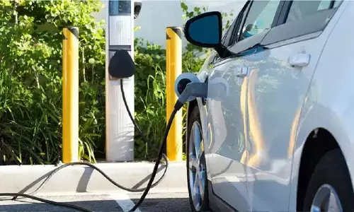 EV Battery Care: ఈవీ ఓనర్లు ఈ తప్పులు చేశారంటే జేబు గుల్లవడం ఖాయం EV Battery Care: ఈవీ ఓనర్లు ఈ తప్పులు చేశారంటే జేబు గుల్లవడం ఖాయం