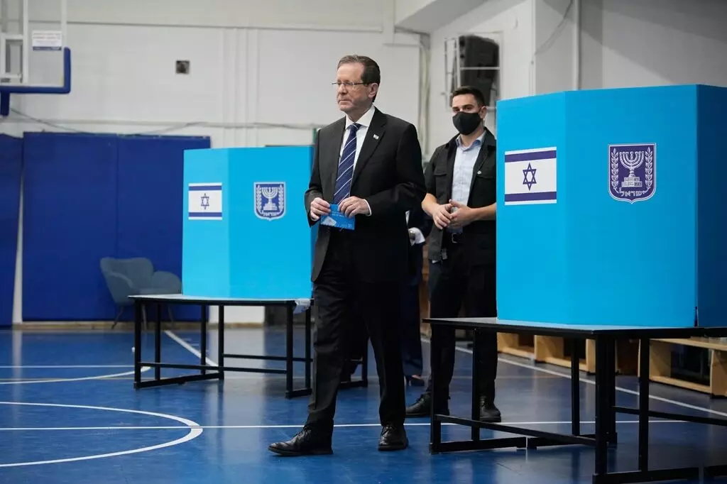 Israel Election Results: ఇజ్రాయెల్ ఎన్నికల్లో అస్పష్ట ఫలితం.. ప్రధాని ఎవరో నిర్ణయించే హక్కు అధ్యక్షుడు హెర్జాగ్కే Israel Election Results: ఇజ్రాయెల్ ఎన్నికల్లో అస్పష్ట ఫలితం.. ప్రధాని ఎవరో నిర్ణయించే హక్కు అధ్యక్షుడు హెర్జాగ్కే