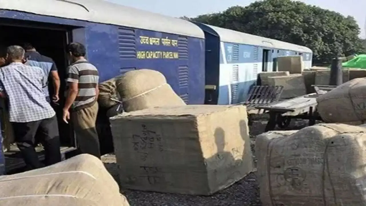 Rail Parcel App: స్టేషన్కు వెళ్లే పని ఇక లేదండోయ్.. నేరుగా మీ ఇంటికే రైల్వే పార్శిల్ డెలివరీ Rail Parcel App: స్టేషన్కు వెళ్లే పని ఇక లేదండోయ్.. నేరుగా మీ ఇంటికే రైల్వే పార్శిల్ డెలివరీ
